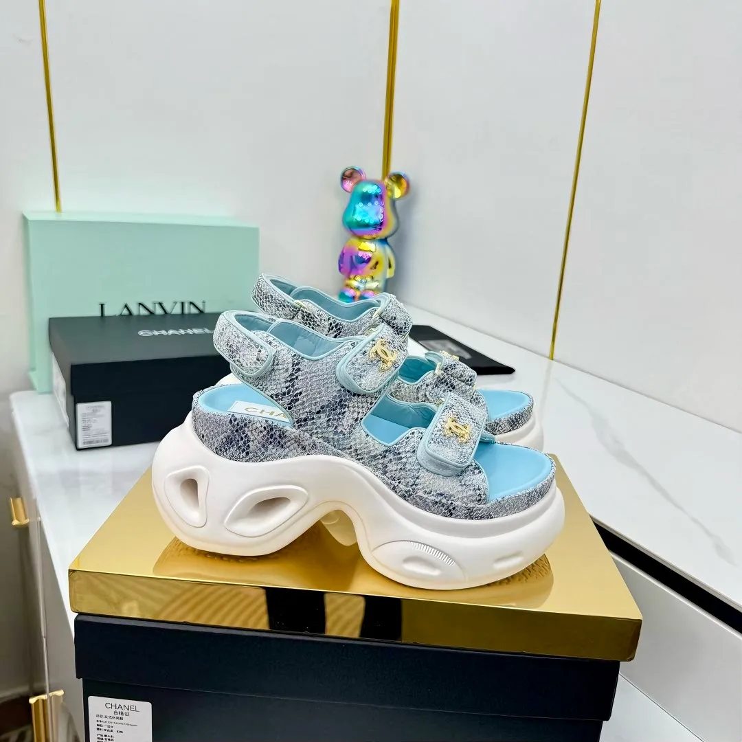 👟👟Ex-factory price 680👟👟 Top version... Chanel｜Chanel Xiaoxiang Velcro Beach Slippers Slippers Casual Beach Shoes 25ss Spring and Summer New Style! Beach shoes are a hit all over the internet! The latest model from the counter, I am still willing to buy it on my feet. It must be ranked among the most popular models. It is invincible in all seasons. Various bloggers and Internet celebrities can see the matching styles. Highly recommended. Pearlescent sheepskin upper, sheepskin lining, suede for feet. Original open-molded TPU outsole size: 35-40 (customized for 40 and 41). Full set of original packaging 👉 👉 👉 👉 👉